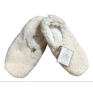 Cozy sherpa-style slipper socks with non-slip grippers and a soft size S/M 5-7